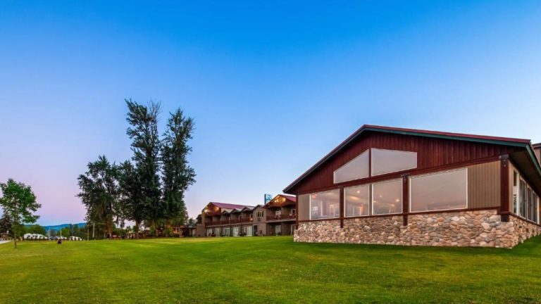 large grass field behind the rooms at the Best Western Edgewater resort lakeside in Sandpoint on lake Pend Oreille