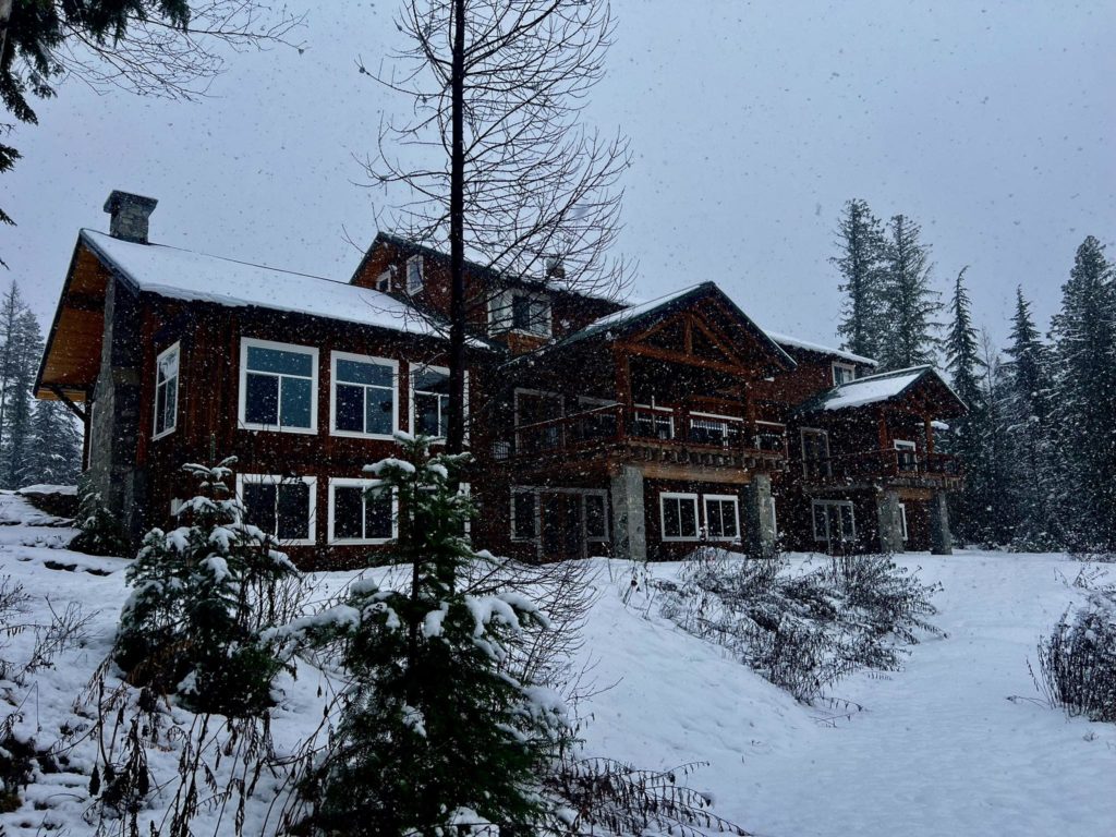 Sundance Mountain Lodge situated right on Chase Lake in Coolin, Priest Lake Idaho making it a great destination stay lodging no matter what season.